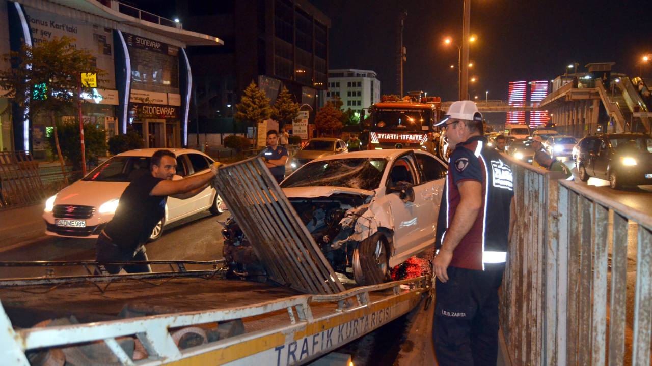 Avcılar'da Bariyerlere Çarpan Otomobil Sürücüsü Yaralandı