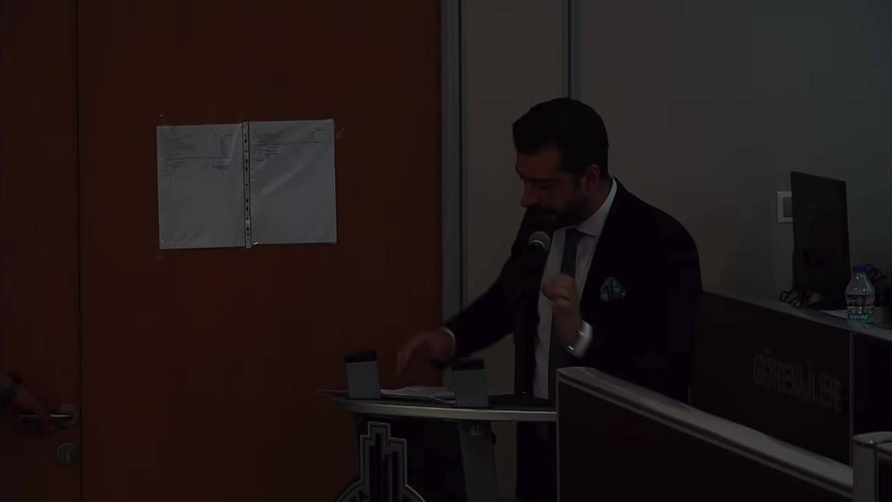 İzmir'de Ak Partili Meclis Üyesi “Ağzını Yüzünü Dağıtırım” Diyerek Kürsüye Yürüdü