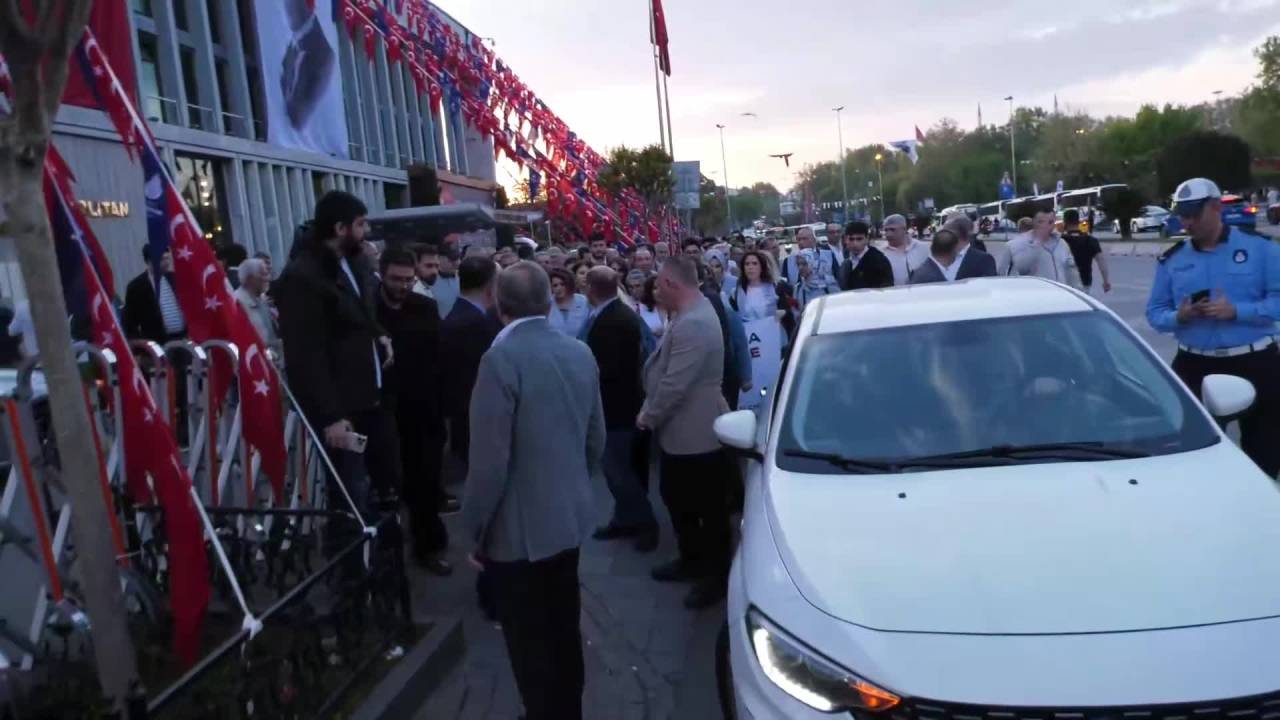 İbb Chp Meclis Grubu, Saraçhane'den Beyazıt'a Yürüyüş Düzenledi