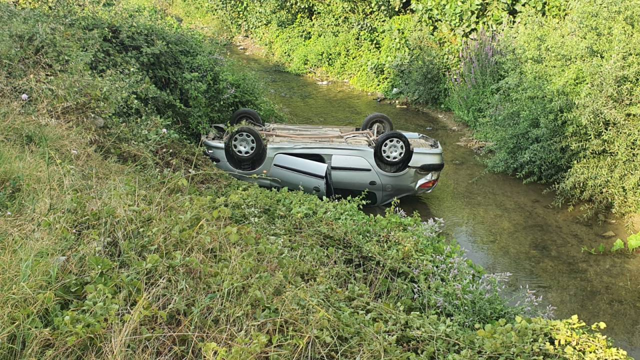 Otomobilin Dereye Yuvarlandığı Kazadan Yara Almadan Kurtuldu