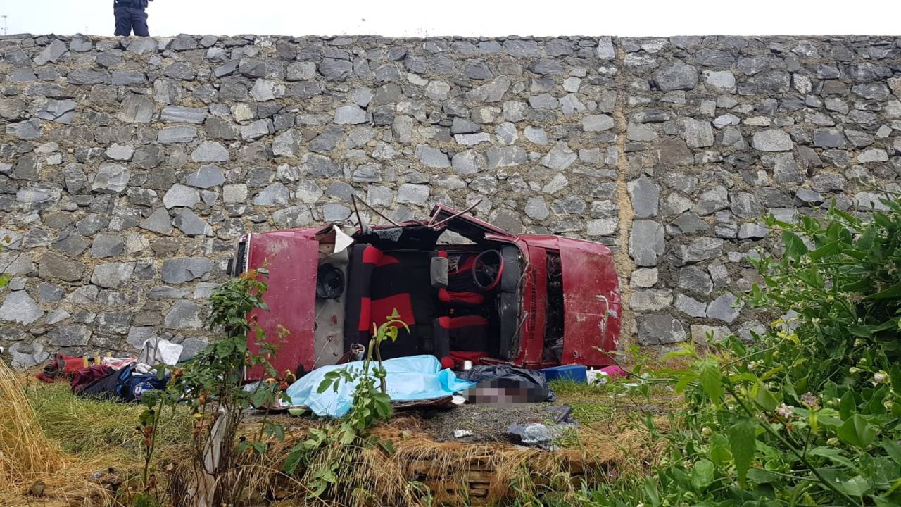 Şarampole Devrilen Otomobildeki Karı- Koca Öldü, Oğlu Ve Gelinleri Ağır Yaralandı