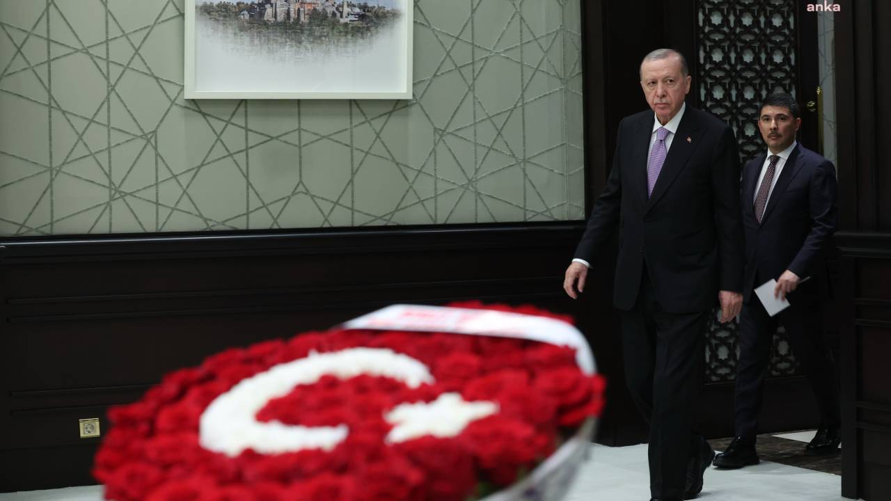 Devlet Bahçeli, Kabine Toplantısına Türk Bayrağı Motifli Gül Aranjmanı Gönderdi