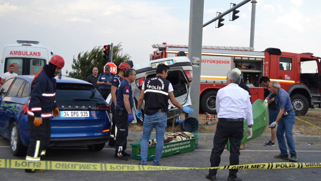 Manisa'da İki Otomobil Çarpıştı: 3 Ölü, 2 Yaralı