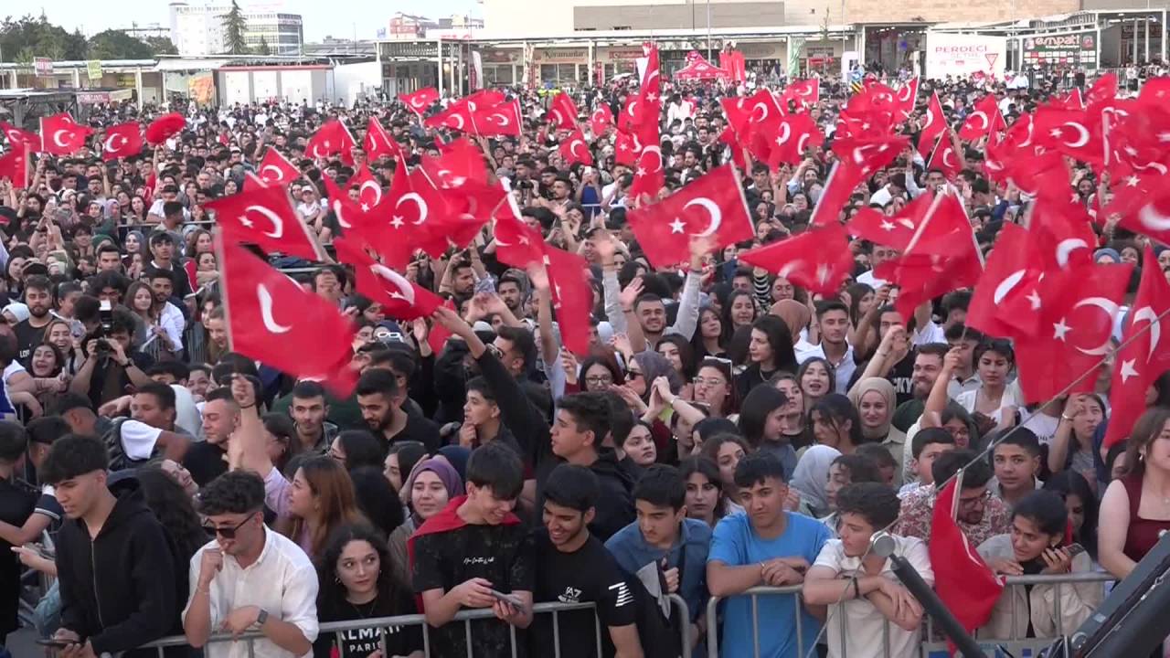 Veli Ağbaba’dan Malatya'da Gençlere Pinhani Konseri