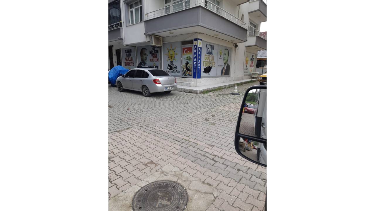 Ak Parti Erfelek İlçe Başkanlığı'na Saldıran Bir Kişi Binanın Camlarını Kırdı