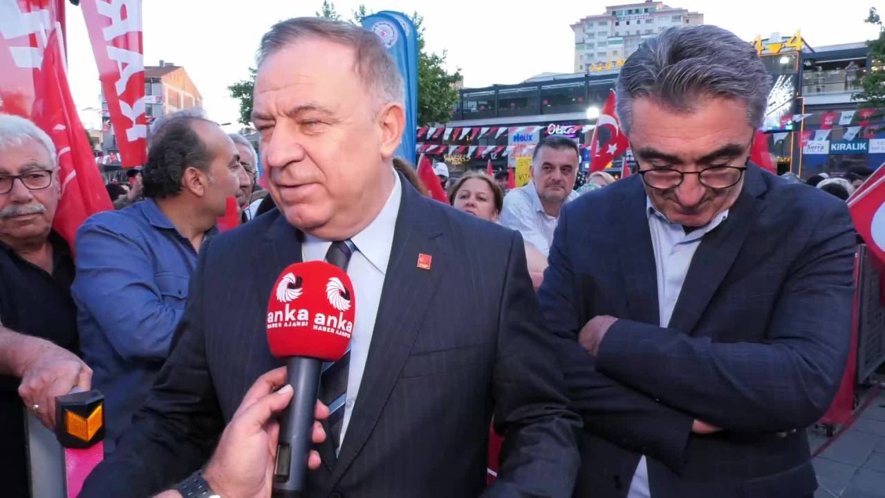 Chp'nin Esenler Mitingi... Gökan Zeybek, "Verilen Mesaj Çok Açık, Millet Sandığı Bir An Önce İstiyor"