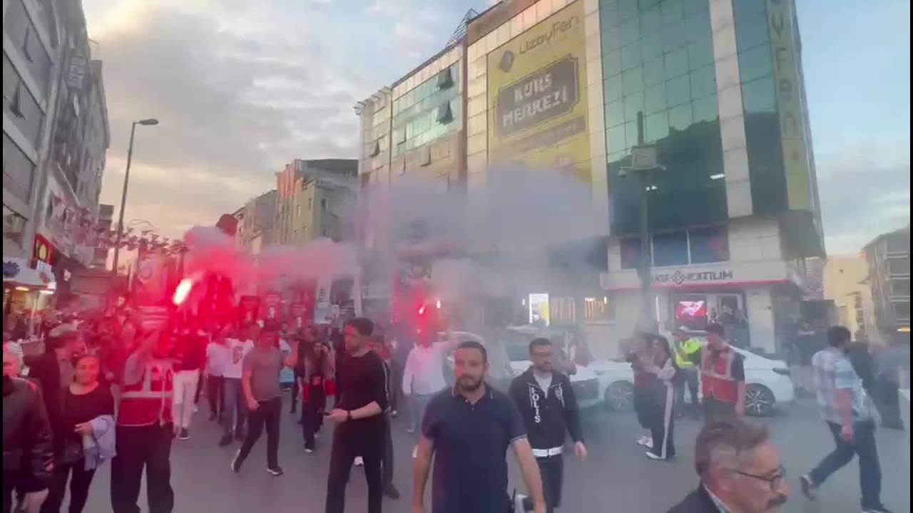 Chp'nin Esenler Mitingi... "İmamoğlu'na Özgürlük" Yazılı Poster Engellenmeye Çalışıldı