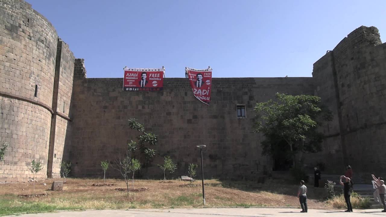 Diyarbakır Surlarına Asılan “Azadi İmamoğlu” Pankartına El Konuldu