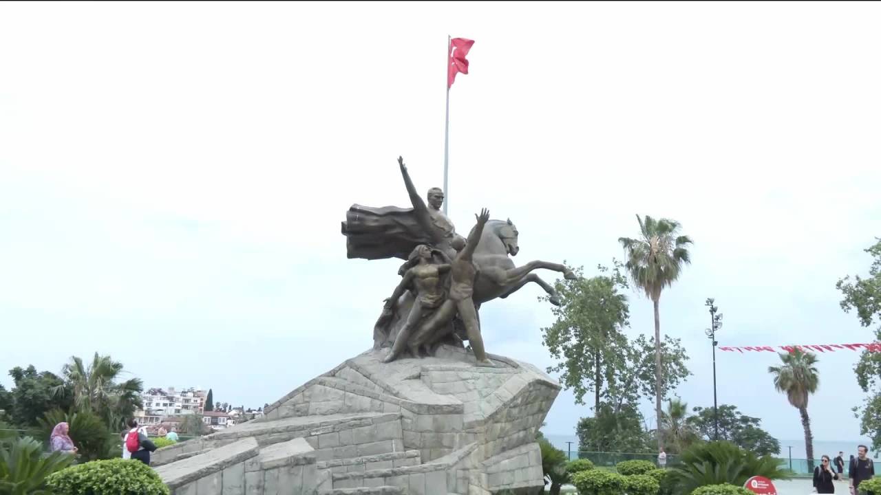 Antalyalı Yurttaş: Operasyonlar Halkın Gördüğü Yolsuzluklara Yönelik Olsa Çok Daha İyi Olacak