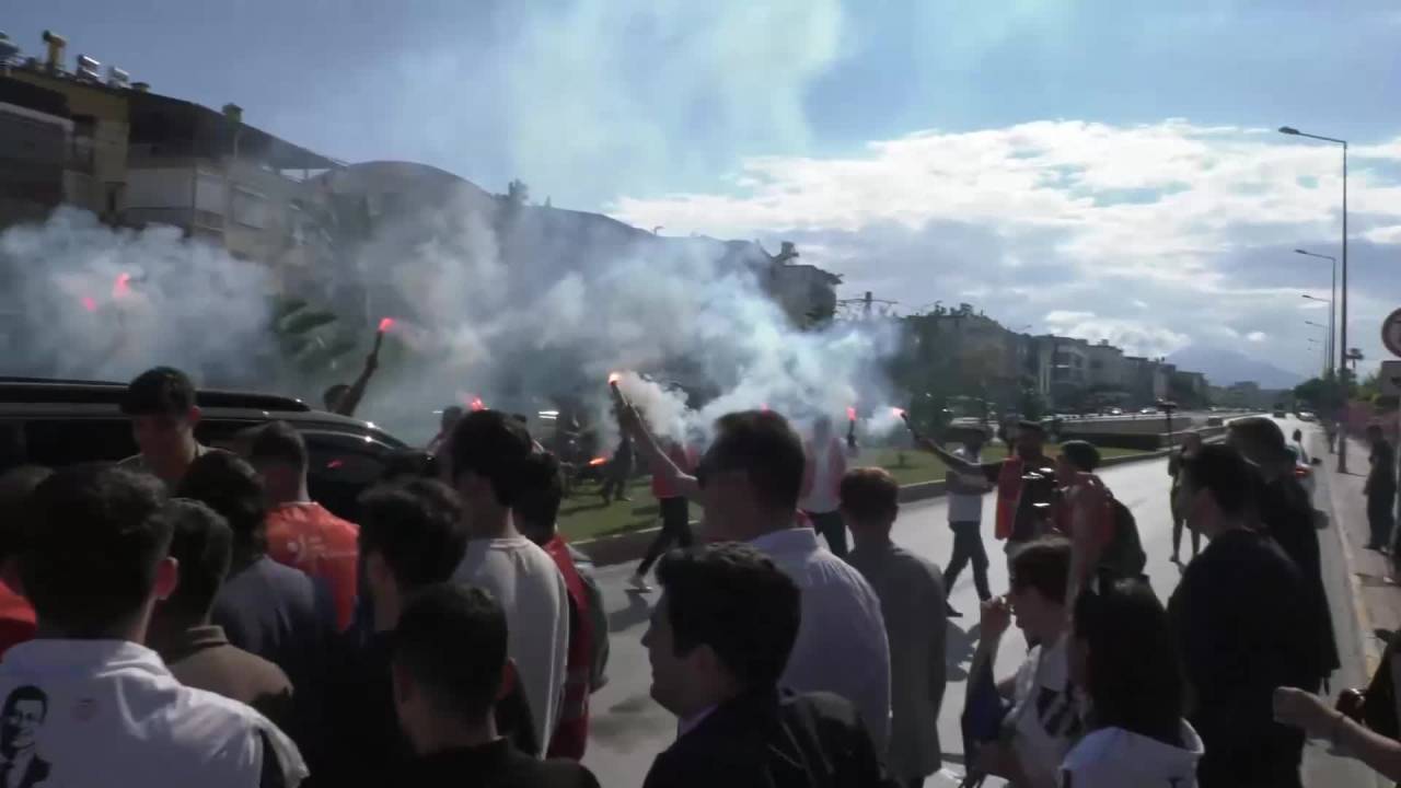 Chp'Nin "millet İradesine Sahip Çıkıyor'' Mitingi... Chp Gençlik Kolları, Miting Alanına Yürüdü