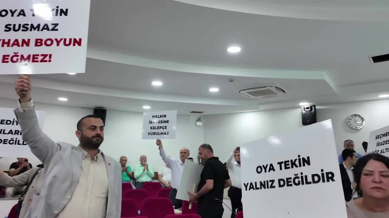 Seyhan Belediyesi Chp'li Belediye Meclis Üyeleri, Başkan Oya Tekin'in Gözaltına Alınmasına Tepki Gösterdi