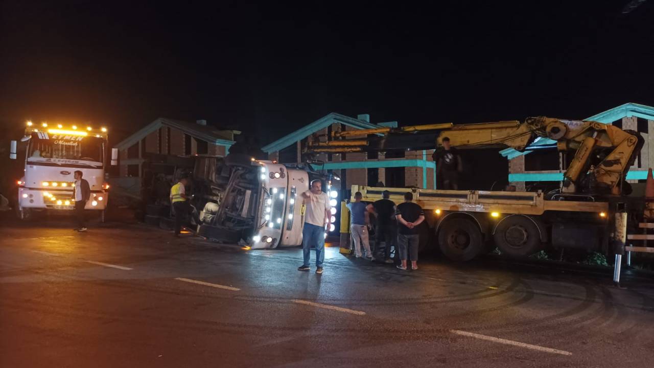 Sarıyer’de Kontrolden Çıkan Kamyon Devrildi: 1 Yaralı