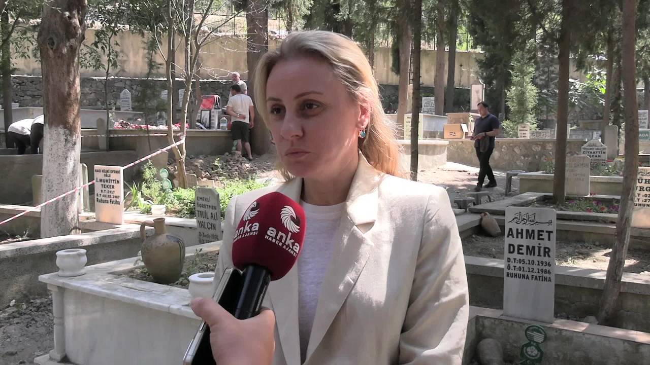 Chp’li Seda Kaya Ösen, Ferdi Zeyrek’in Kabrini Ziyaret Etti: “İnsanların Kalbine Dokunan Bir Başkandı”