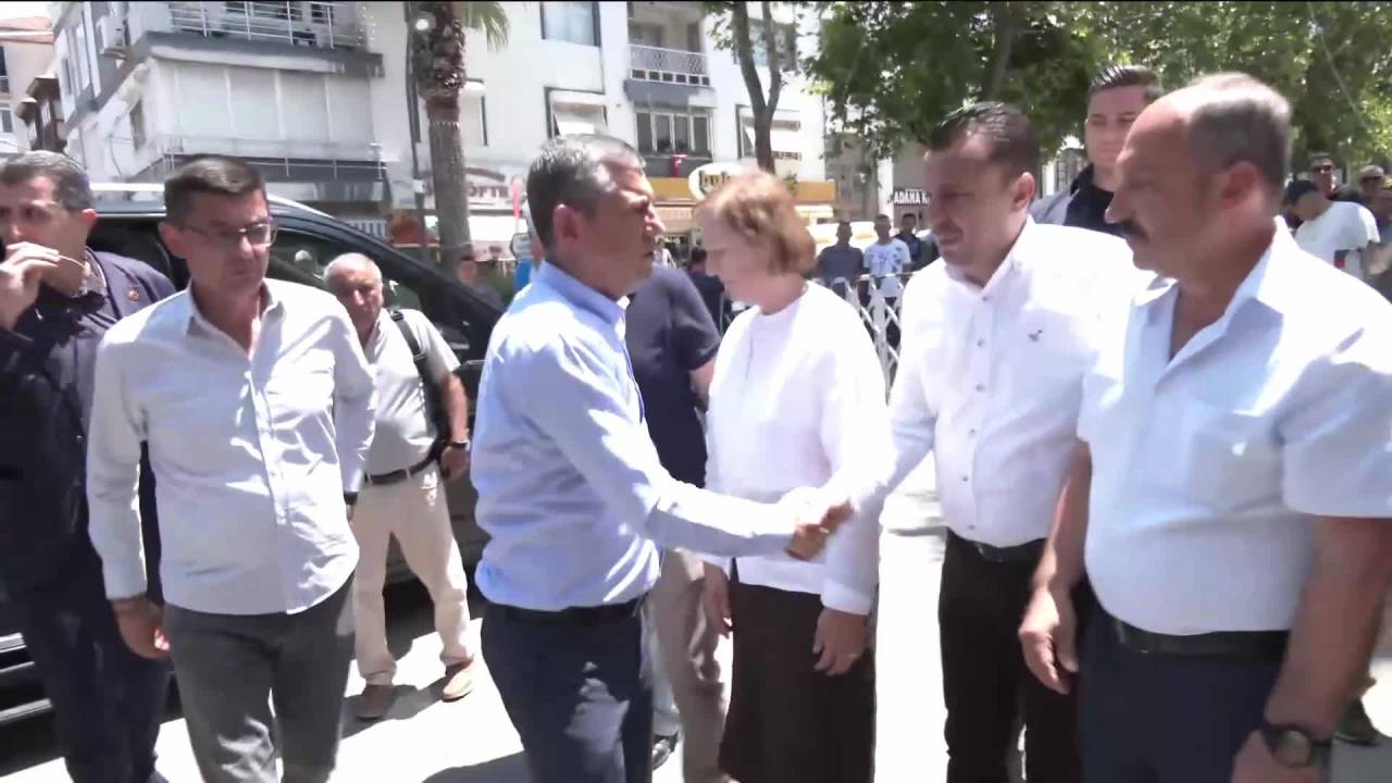 Özgür Özel İle Nurcan Zeyrek, Manisa'da Taziyeleri Kabul Ediyor