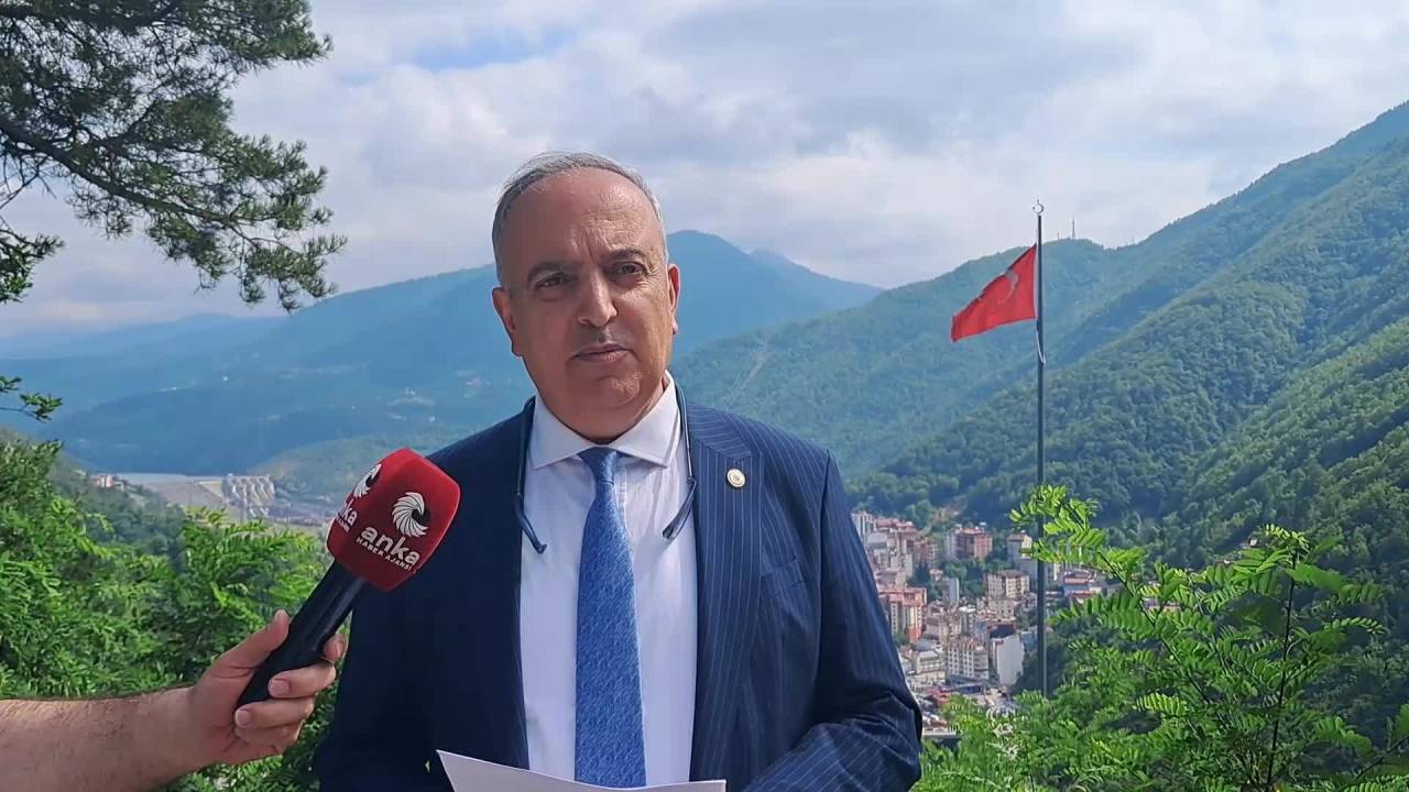 Borçka Belediye Başkanı Ercan Orhan’dan Faruk Çelik’e Yanıt: “Bu Fedakârlıktır, Şov Değil”