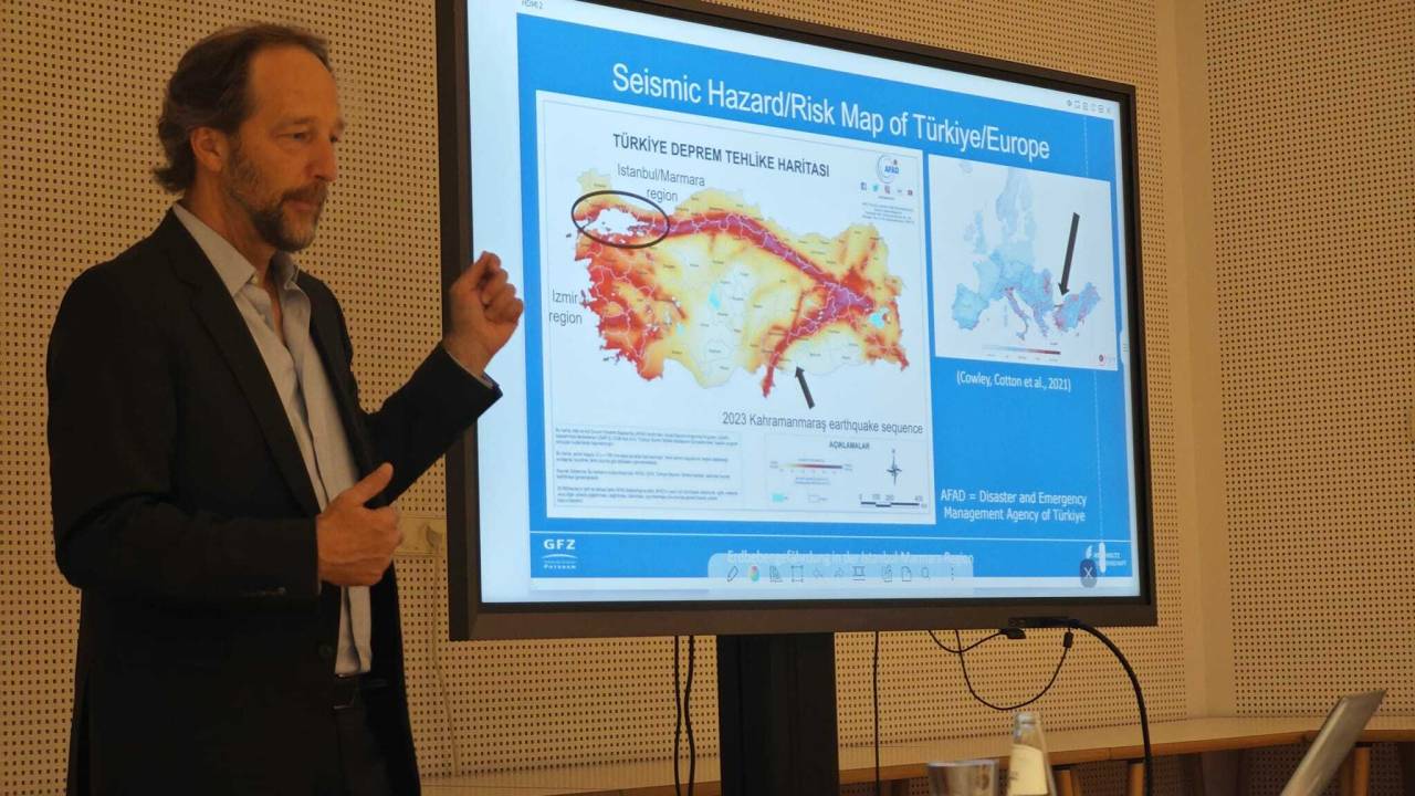 Chp Berlin Birliği'Nin Düzenlediği Konferansta ''kanal İstanbul Ve Olası İstanbul Depremi'' Tartışıldı