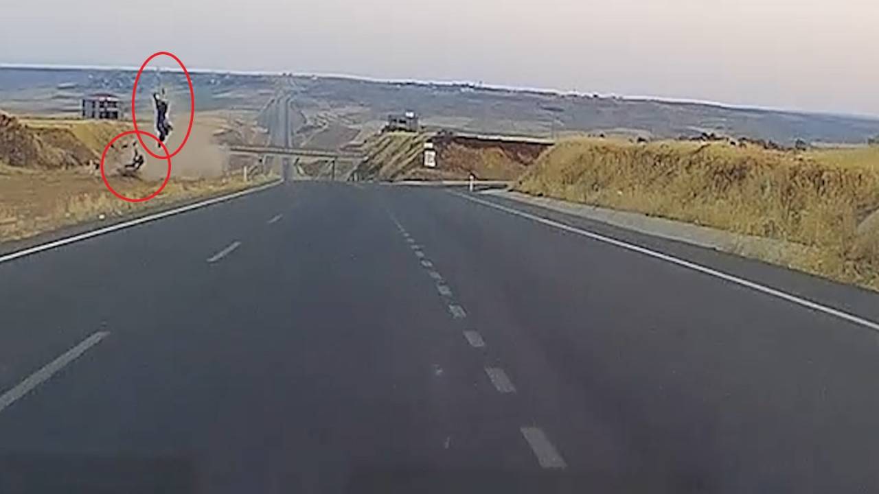 Motosiklet 14 Takla Atarak Şarampole Düştü, Sürücü Ağır Yaralı