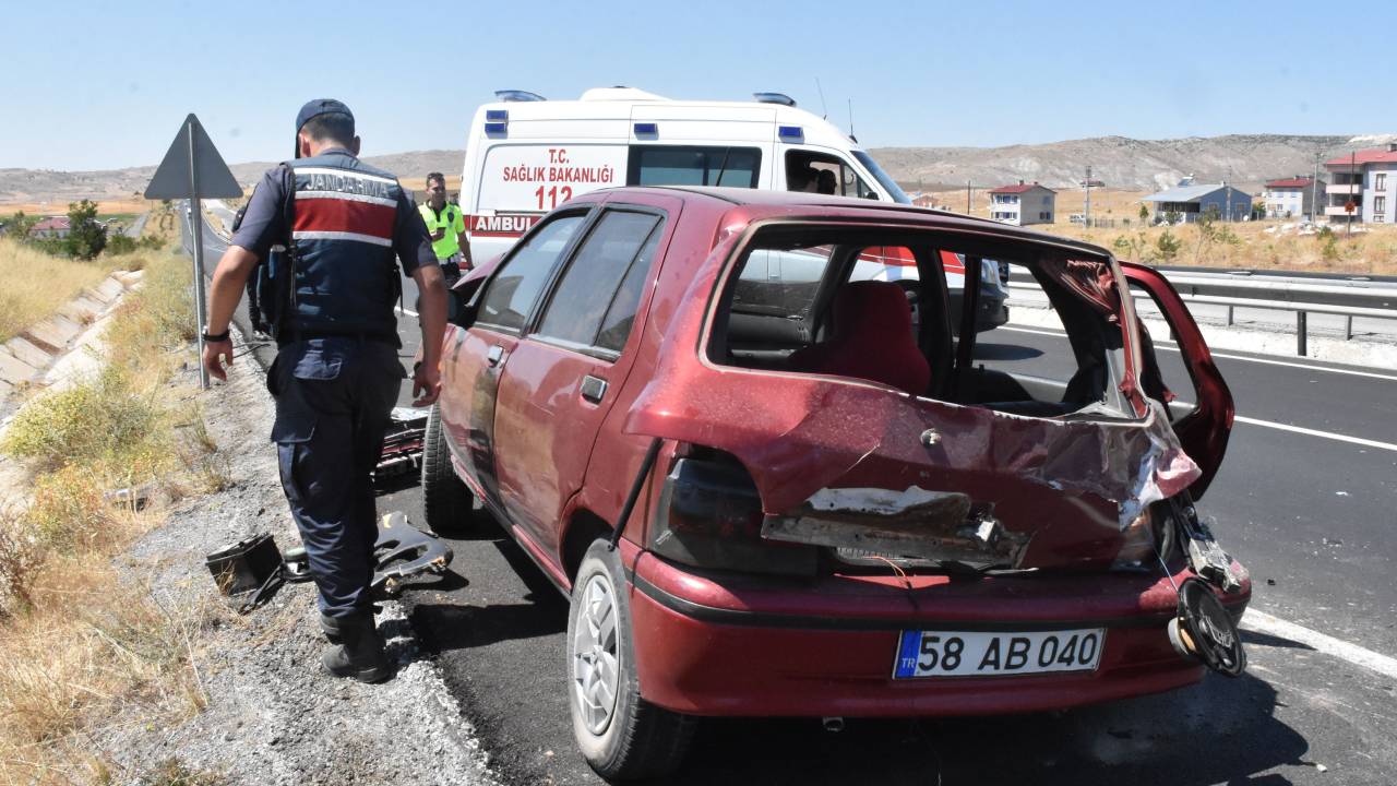 Sivas'ta Otomobil, Bariyerlere Çarptı; 2'si Ağır 5 Yaralı