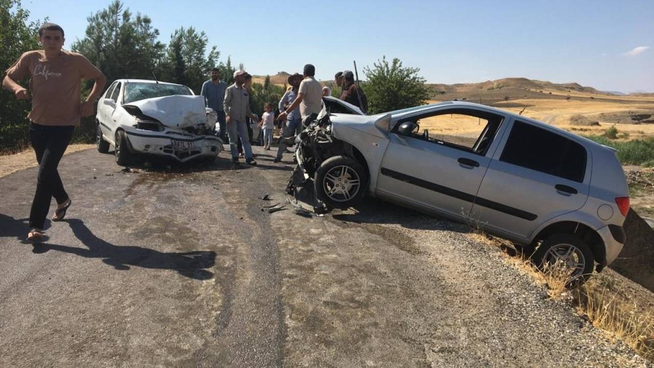 İki Otomobil Kafa Kafaya Çarpıştı: 1 Ölü, 4 Yaralı