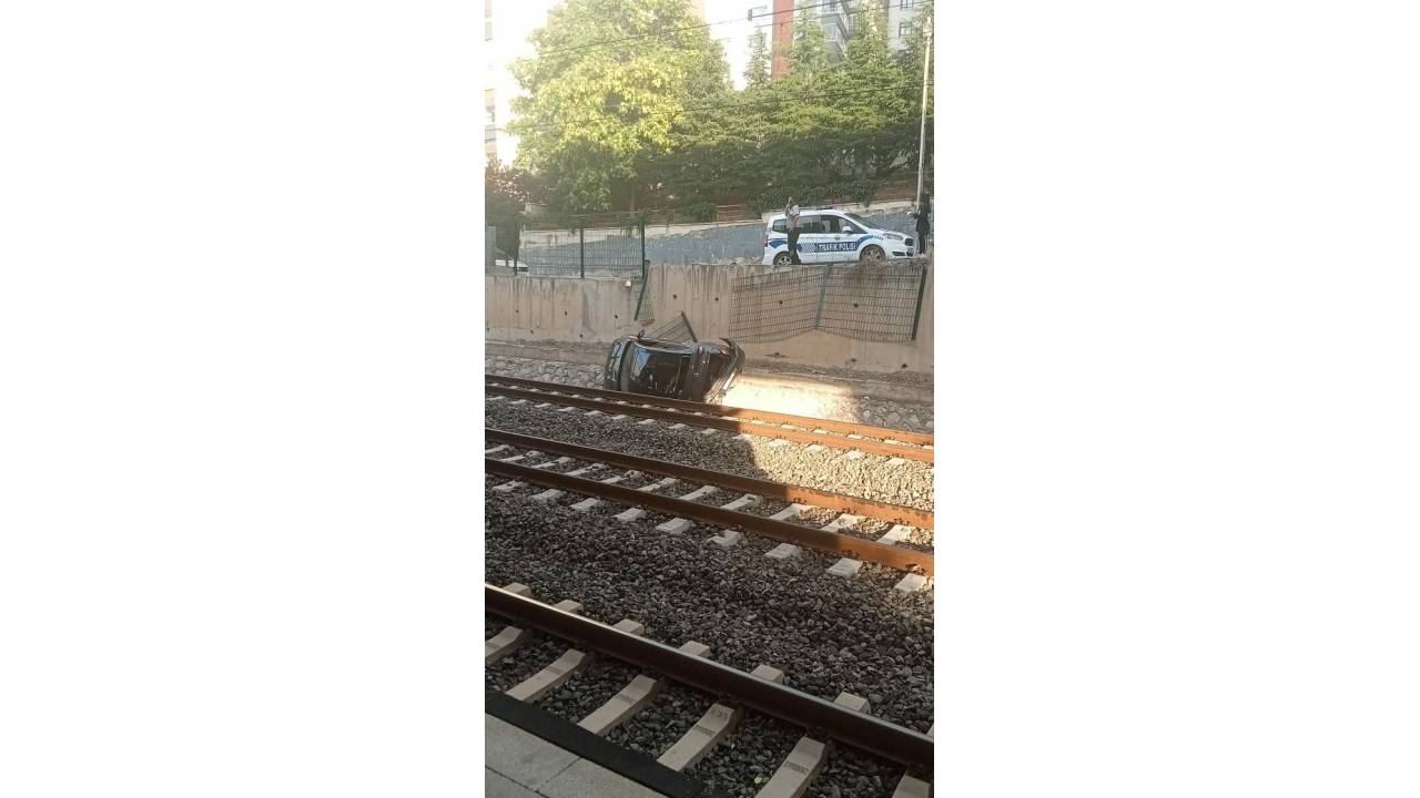 Raylara Düşen Otomobilin Sürücüsü Yaralandı