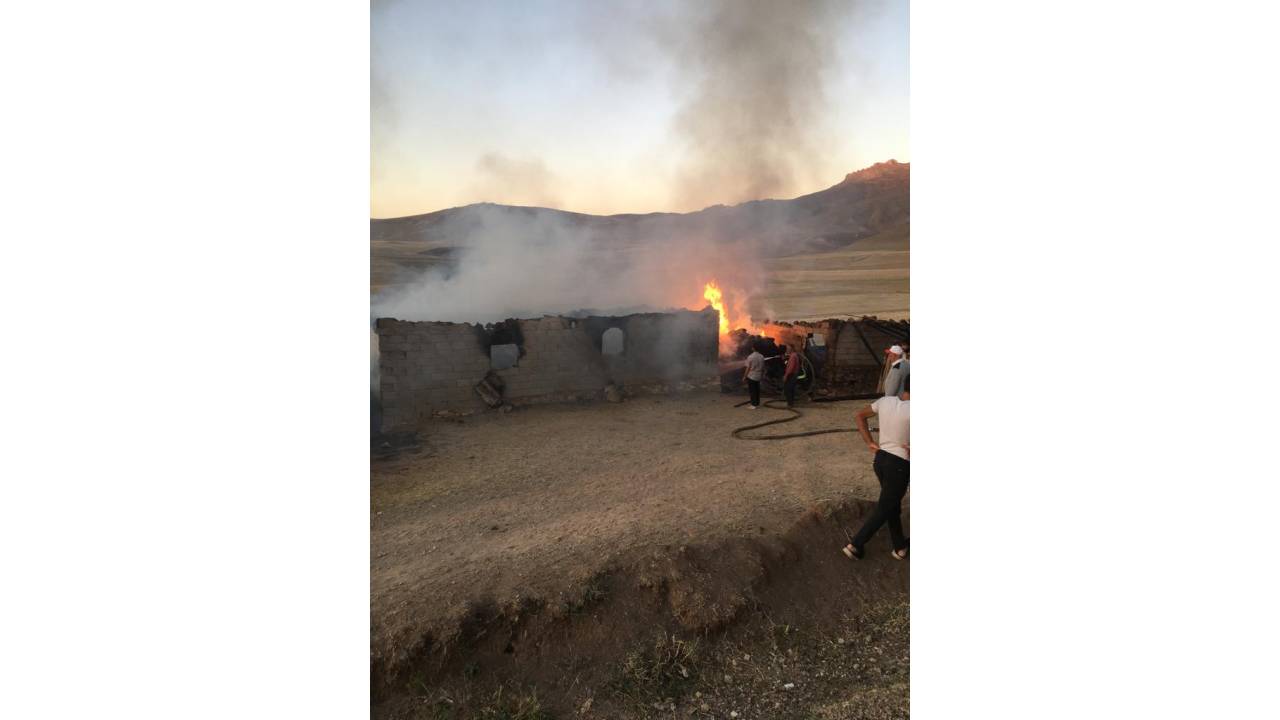 Van'da 20 Ton Saman Ve 5 Bin Bağ Ot Yandı