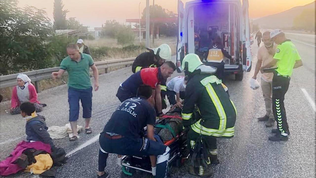 Tarım İşçilerini Taşıyan Traktöre, Kamyonet Çarptı: 11 Yaralı