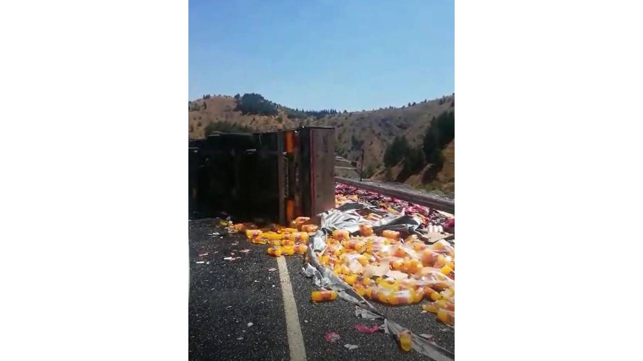 Meşrubat Yüklü Tır Devrildi, Yolda Uzun Araç Kuyruğu Oluştu