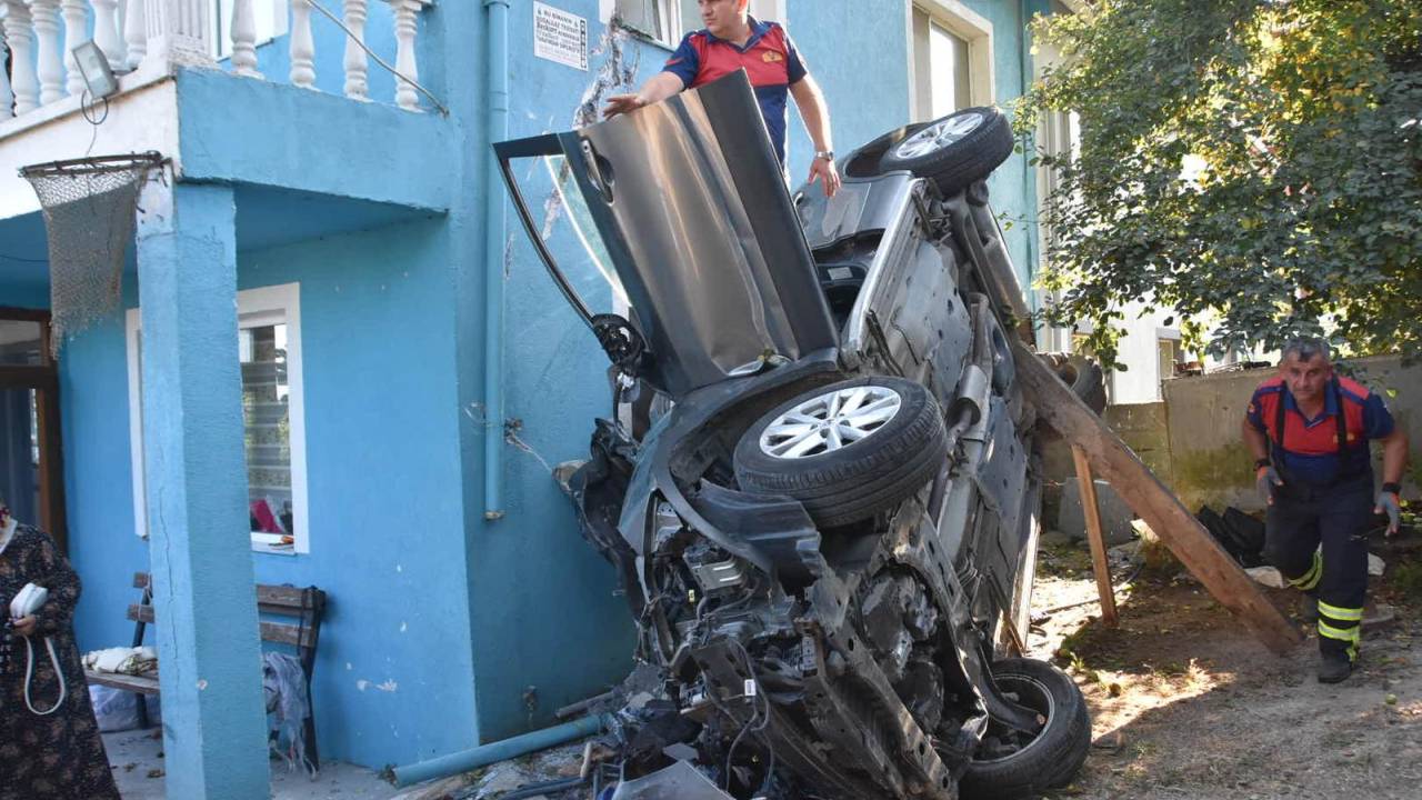 Kontrolden Çıkan Otomobil Evin Bahçesine Uçtu: 1 Ölü, 3 Yaralı