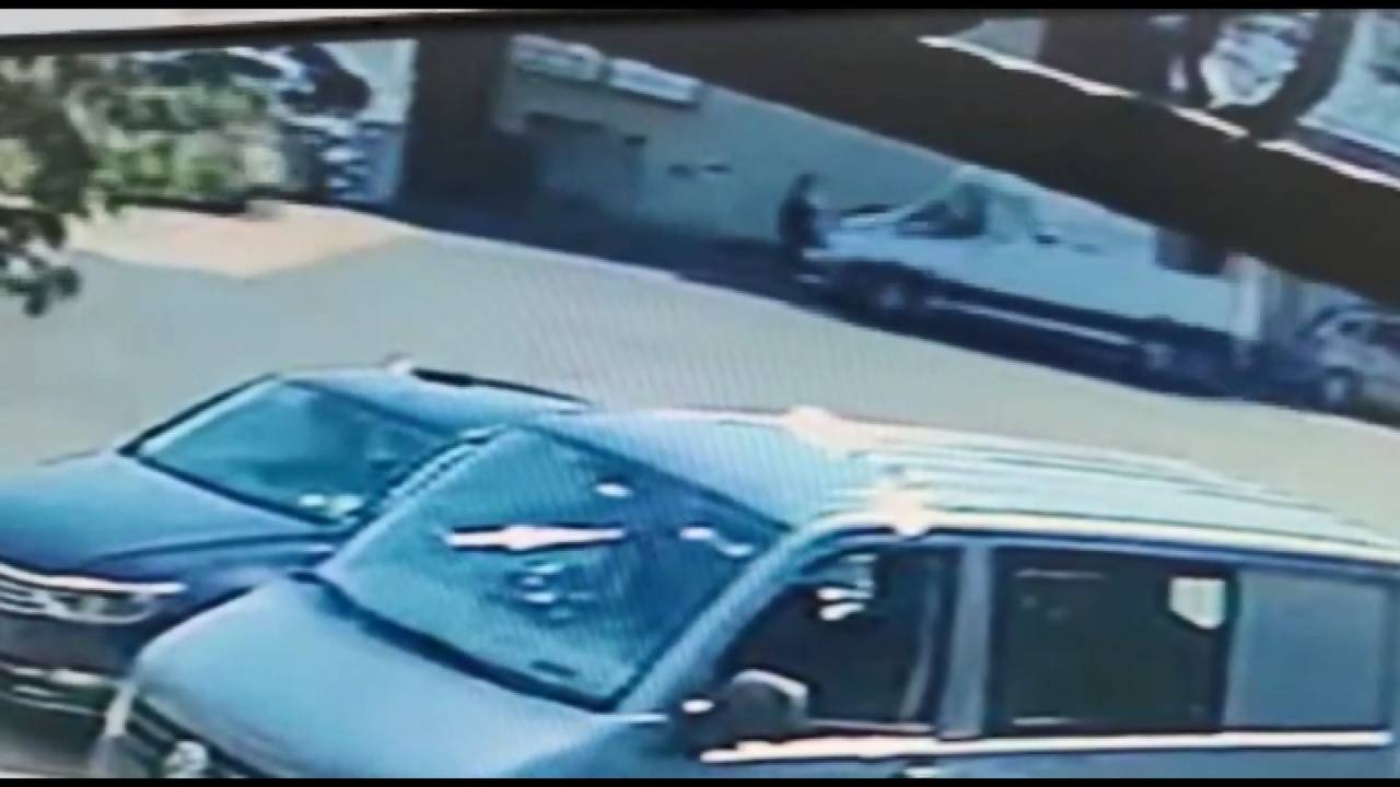 Başakşehir'de Yol Kenarında Yürürken Minibüs Çarptı