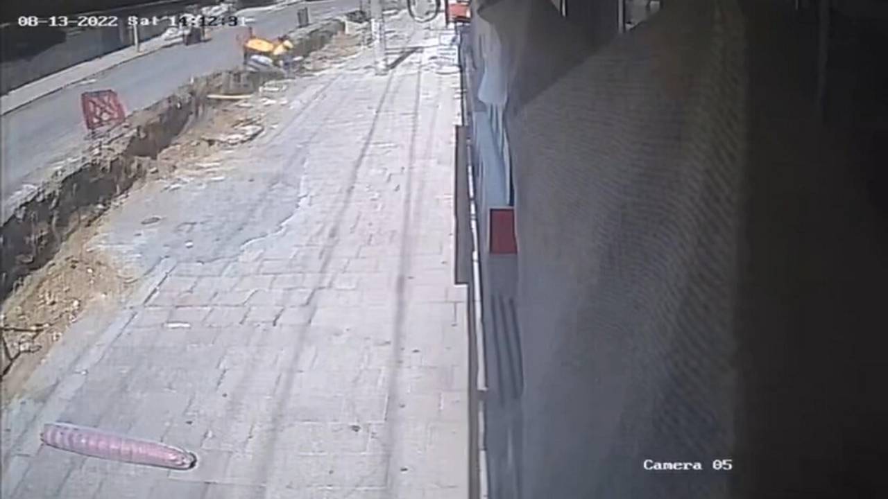 Motokurye Kanala Düştü; O Anlar Kamerada