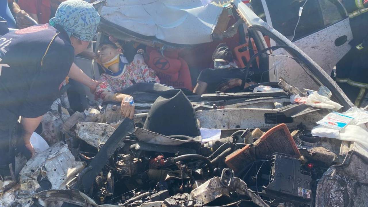 Nişan Alışverişinden Dönen Çift Kaza Yaptı: 4 Yaralı