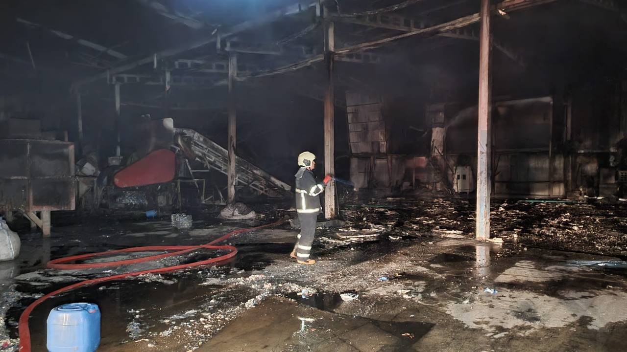 Adana'da Geri Dönüşüm Fabrikasında Yangın