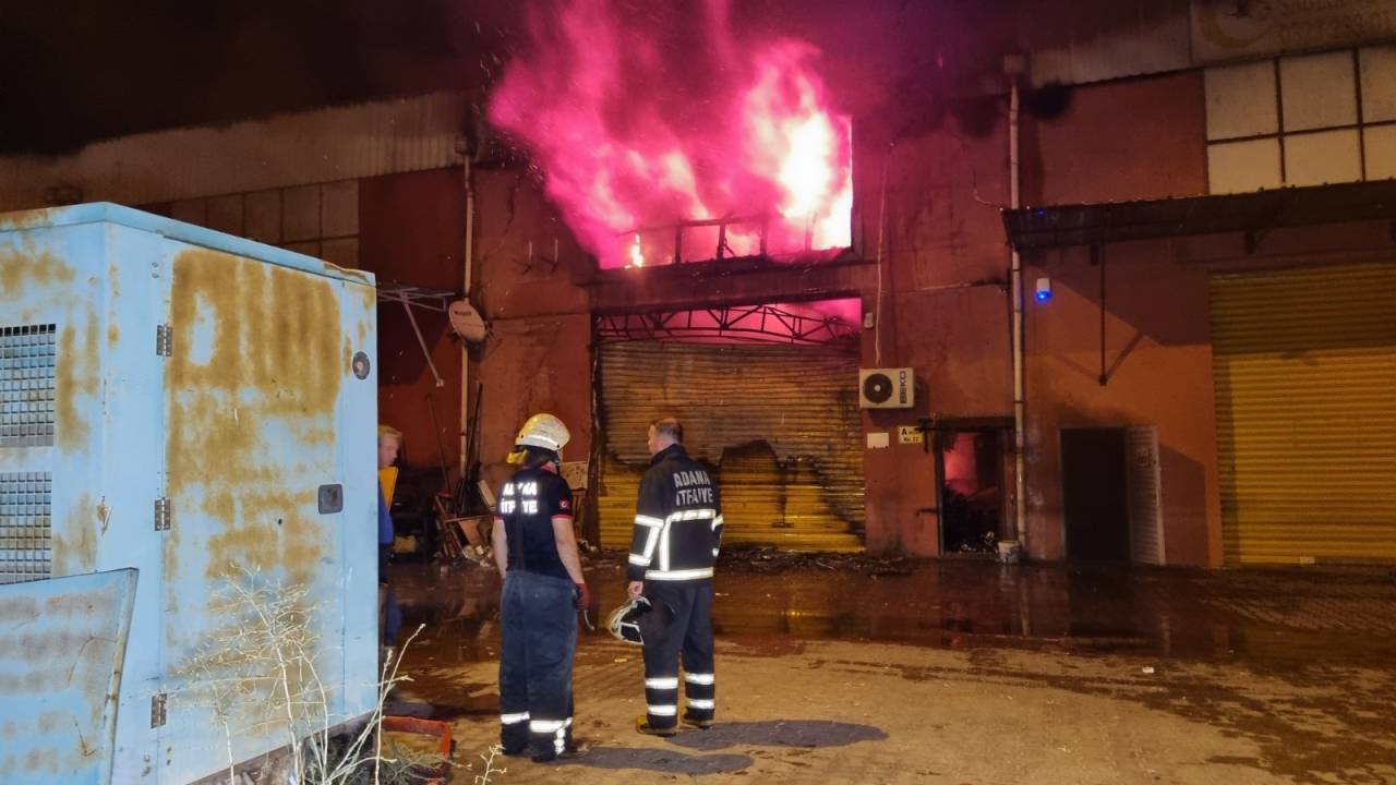 Adana'da Lastik Deposunda Yangın: 2 Yaralı