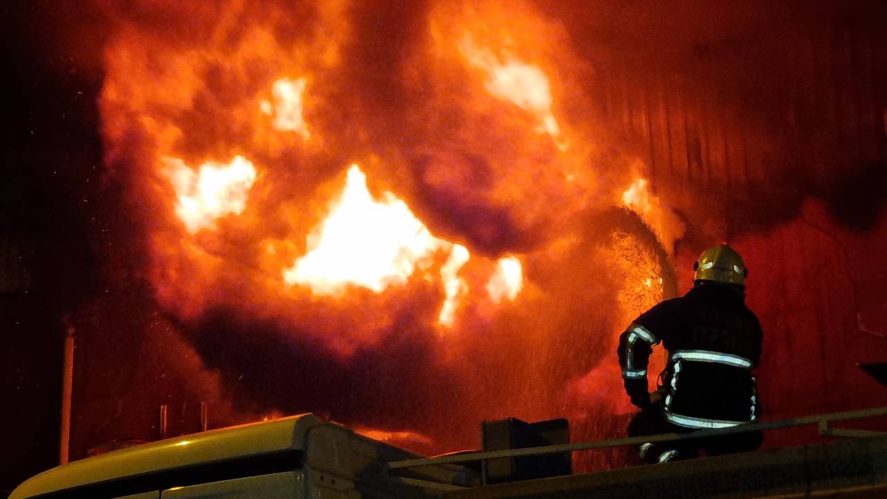 Adana'da Lastik Deposunda Yangın: 2 Yaralı (2)