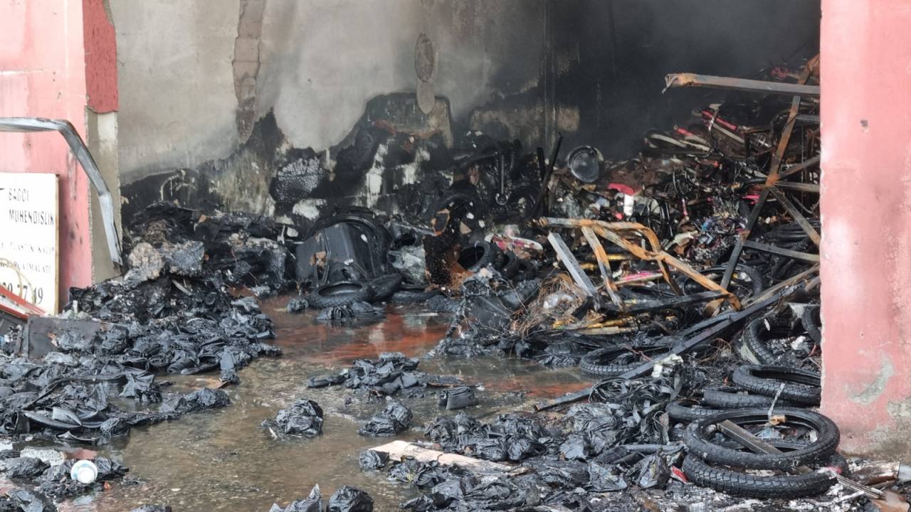 Adana'da Lastik Deposunda Yangın: 2 Yaralı (3)