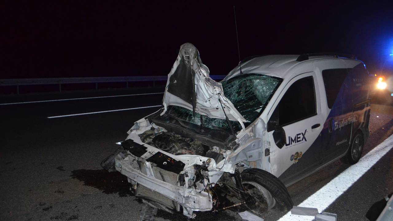 Hafif Ticari Araç Bariyerlere Çarptı: 1 Ölü, 1 Yaralı