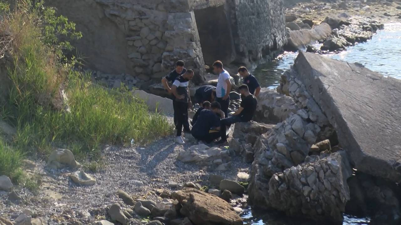 Beylikdüzü'nde Balık Tutarken Ayağı Kayalıklara Sıkıştı