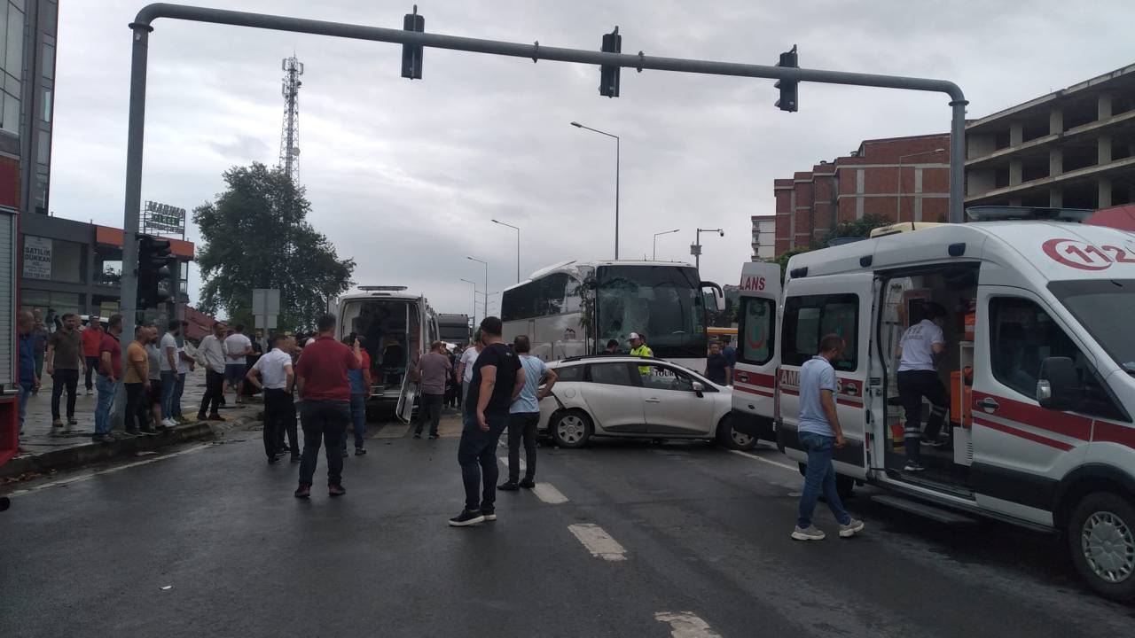 Tur Otobüsünün Kırmızı Işıkta Bekleyen Araçlara Çarptığı Kaza Kamerada