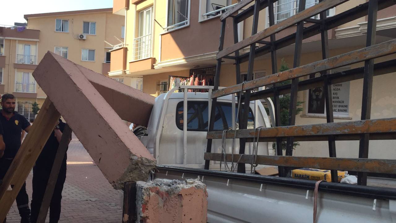 Sitenin Girişindeki Beton Kemer Kamyonetin Üzerine Devrildi: 2 Yaralı