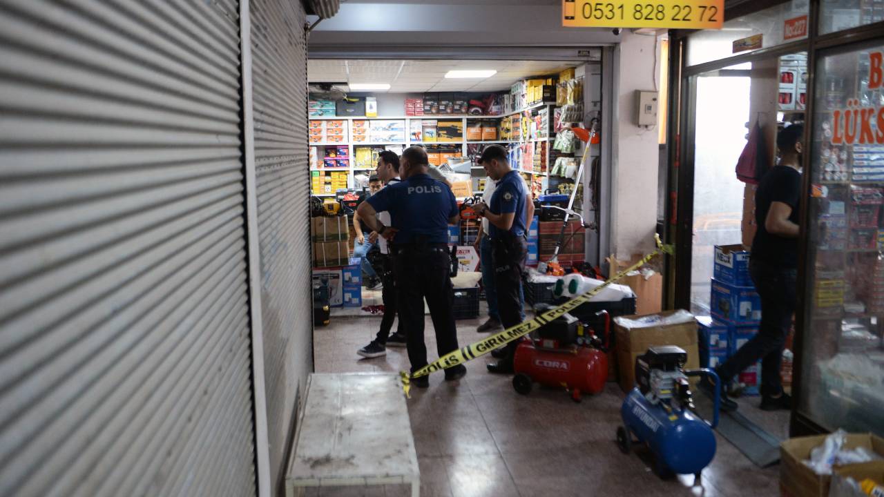 Adana'da Hırdavatçıya Silahlı Saldırı: 1 Ölü, 1 Ağır Yaralı