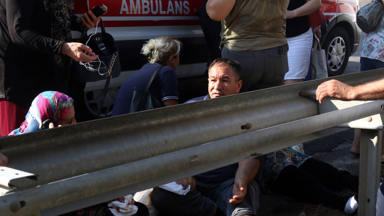 Antalya'da Servis Midibüsü, Oto Kurtarma Aracına Çarptı: 4'ü Ağır, 27 Yaralı