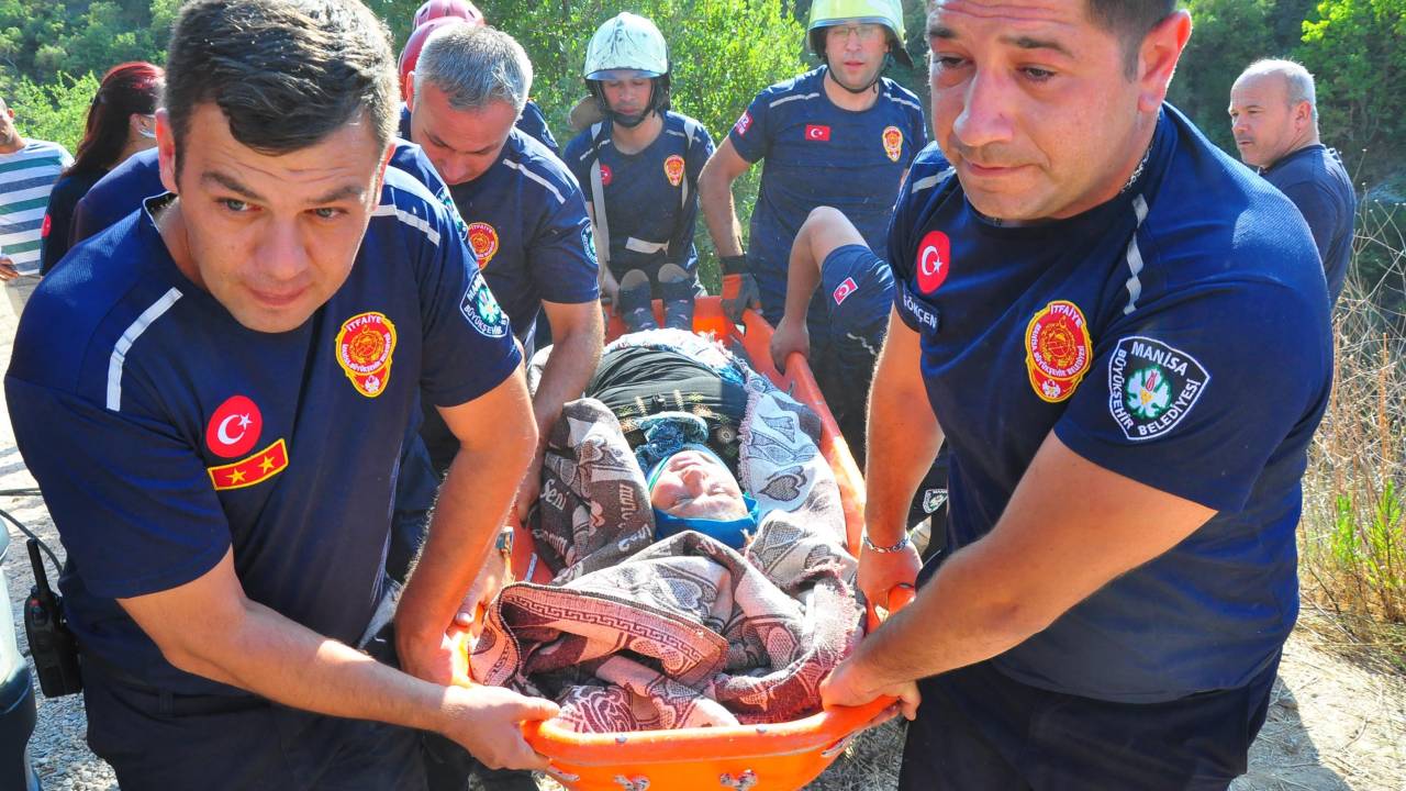 Manisa'da Yere Dökülen Yağ Nedeniyle, Aynı Saatte 3 Ayrı Kaza: 1'i Ağır, 5 Yaralı