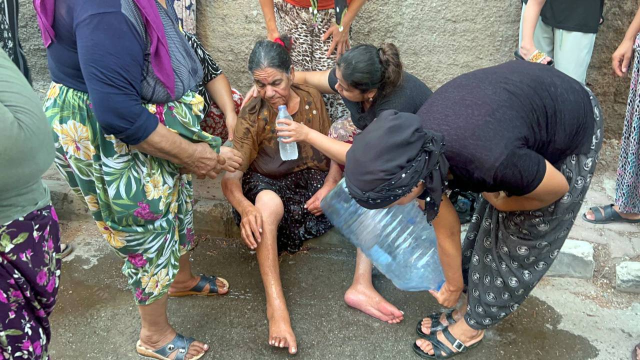 Antalya'da Yangında Mahsur Kalan Çifti Ve Torunlarını Komşuları Kurtardı