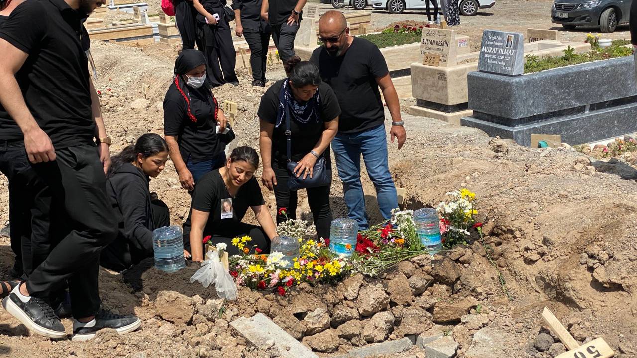 Organlarıyla 3 Kişiye Umut Olan Ayça, Son Yolculuğuna Çiçeklerle Uğurlandı