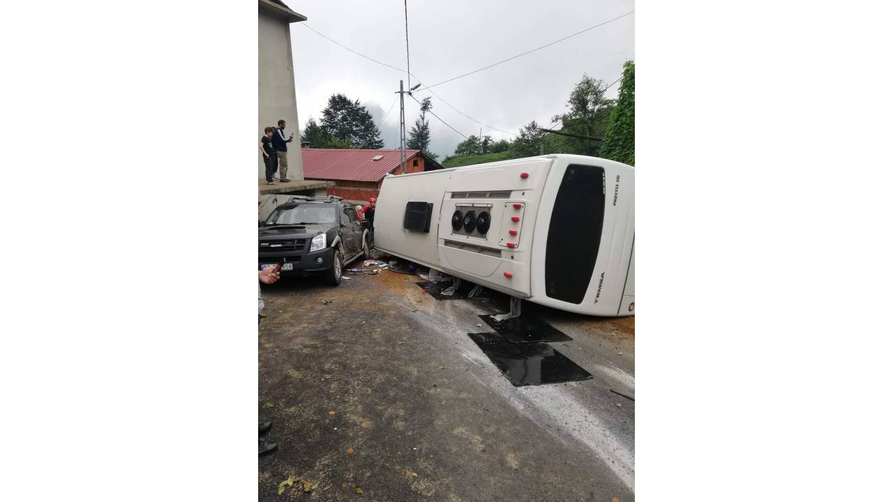 Rize'de Tur Midibüsü Devrildi: 24 Yaralı
