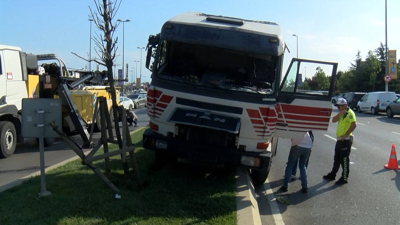 Pendik’te Tır Hafif Ticari Araca Çarptı:1 Yaralı