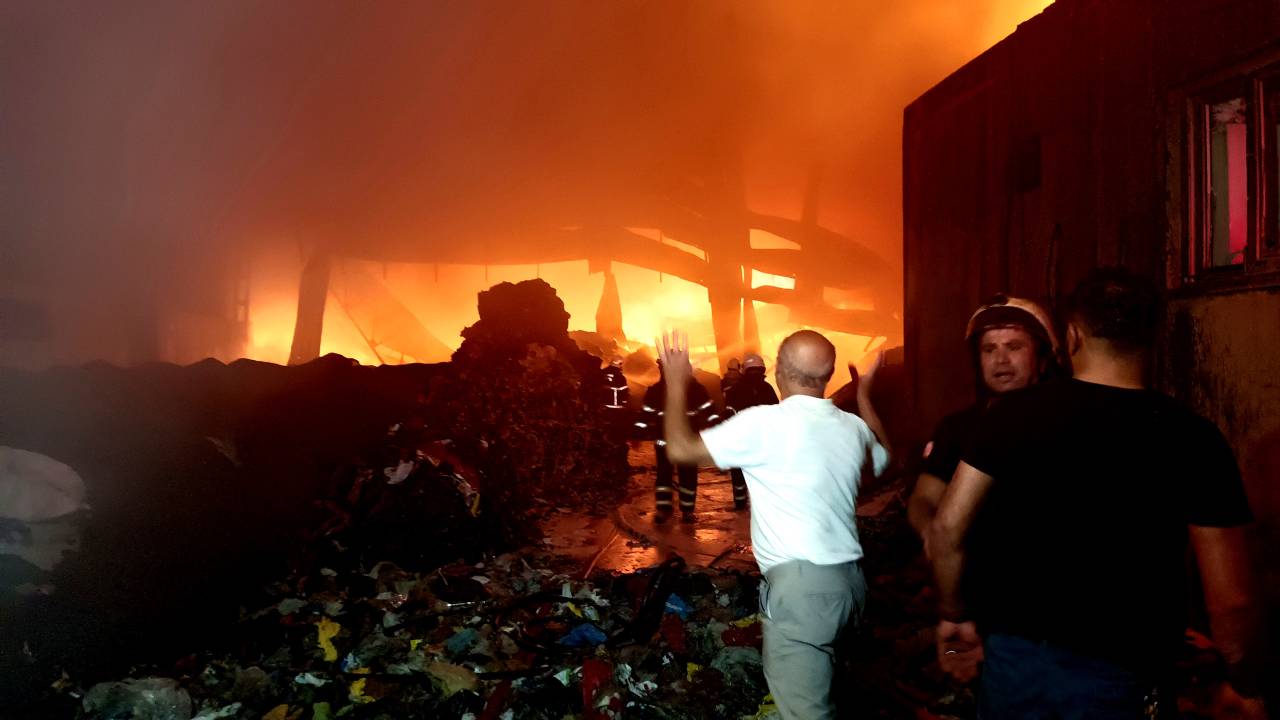 Adana’da Plastik Atık Geri Dönüşüm Fabrikasında Yangın Çıktı