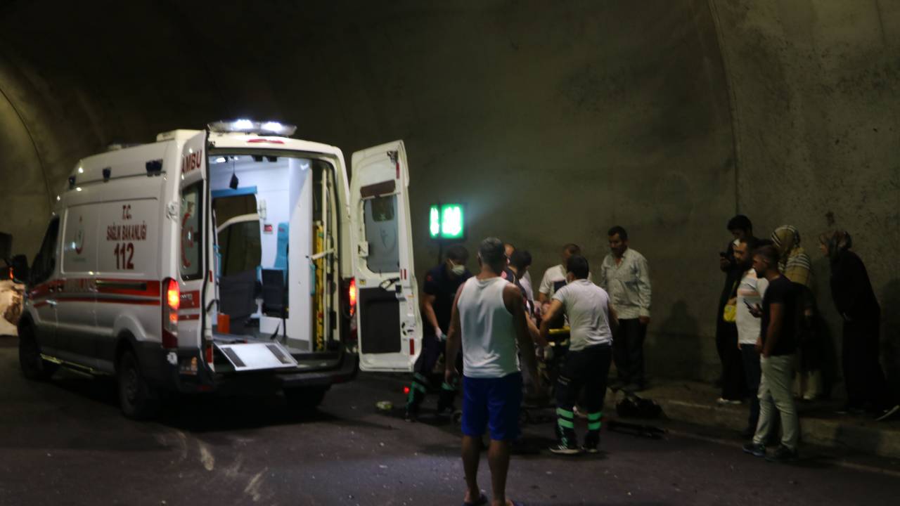 Tünelde Takla Atan Otomobilden Fırlayan Sürücü Ağır Yaralandı