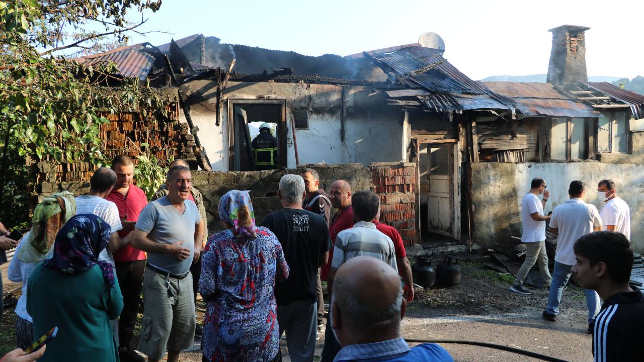 Yanan Evinde Gazdan Zehirlenerek Öldü