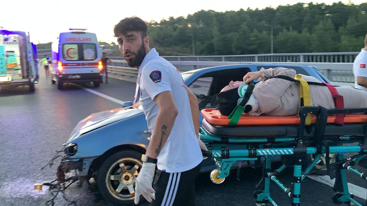 Ümraniye'de Otomobil Bariyerlere Çarptı: 5 Yaralı